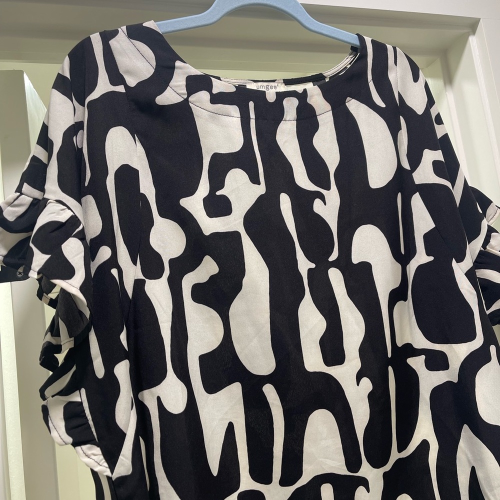 Umgee Black and Cream Abstract Top. Size M